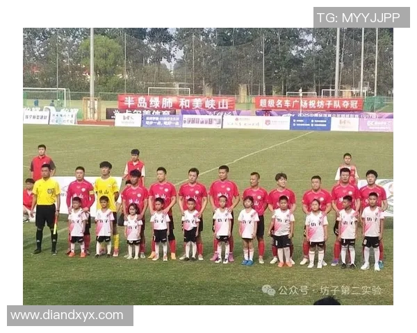 两小孩热情点名心目中的足球明星展现童真与梦想