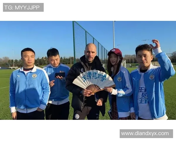 女游客偶遇足球明星展开浪漫邂逅引发社交媒体热议与粉丝狂欢