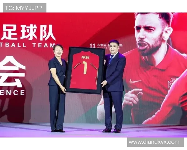 蓝锁足球明星队携手合作共创辉煌未来展现团队精神与竞技魅力